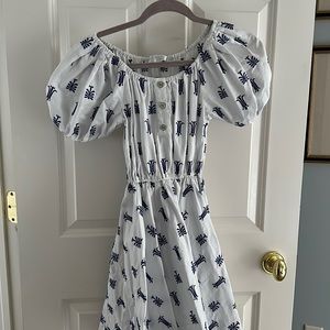 Cute summer dress w embroidered detail. Elastic waist puffed sleeves. Mini